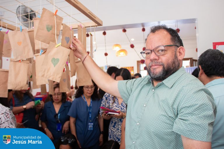 Estuvimos presentes en la celebración del aniversario de la Asociación Casa Ronald McDonald , un hogar que ha brindado apoyo, amor y fortaleza a miles de familias que más lo necesitan. 🌟👨👩👧
Desde la Municipalidad de Jesús María, reconocemos y agradecemos su enorme labor que transforma vidas y crea sonrisas. 🕊️✨
¡Muchas felicidades por estos 11 años haciendo la diferencia!