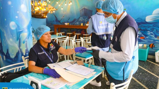 Realizamos una importante inspección en los restaurantes de comida marina del distrito. 
Verificamos la correcta gestión de residuos, emisiones y condiciones de salubridad para garantizar espacios más seguros y saludables para todos. 
¡Porque juntos construimos un distrito más limpio y saludable!