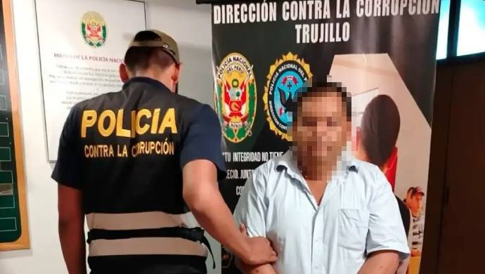 Fiscalía de La Libertad obtiene sentencia condenatoria para consejero regional detenido por corrupción.