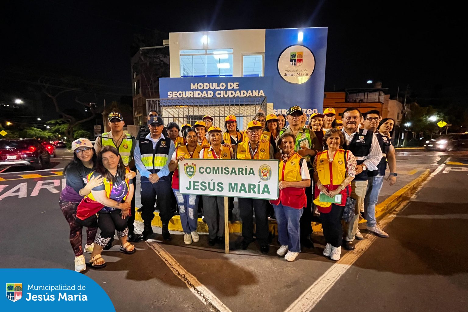 En un trabajo articulado, se realizó la Ronda Mixta de Seguridad Ciudadana en las principales avenidas del distrito. Esta actividad preventiva contó con la participación de Seguridad Ciudadana, la Policía Nacional y las Juntas Vecinales, quienes realizaron el patrullaje a pie con el fin de prevenir y alertar posibles actos delictivos.
¡La lucha contra la inseguridad no se detiene, porque #JesúsMaríaSomosTodos!