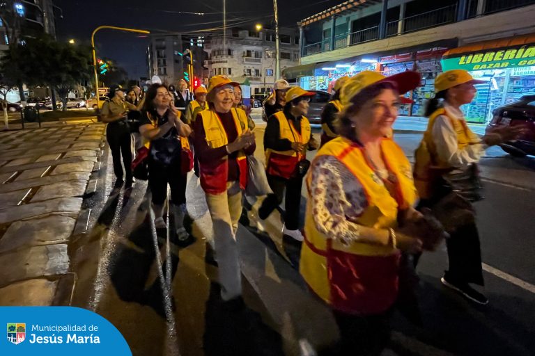 En un trabajo articulado, se realizó la Ronda Mixta de Seguridad Ciudadana en las principales avenidas del distrito. Esta actividad preventiva contó con la participación de Seguridad Ciudadana, la Policía Nacional y las Juntas Vecinales, quienes realizaron el patrullaje a pie con el fin de prevenir y alertar posibles actos delictivos.
¡La lucha contra la inseguridad no se detiene, porque #JesúsMaríaSomosTodos!