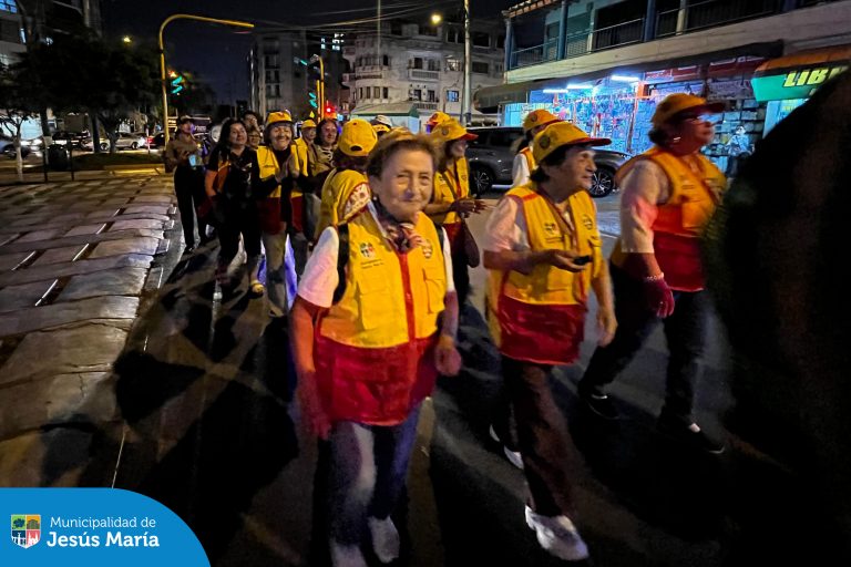 En un trabajo articulado, se realizó la Ronda Mixta de Seguridad Ciudadana en las principales avenidas del distrito. Esta actividad preventiva contó con la participación de Seguridad Ciudadana, la Policía Nacional y las Juntas Vecinales, quienes realizaron el patrullaje a pie con el fin de prevenir y alertar posibles actos delictivos.
¡La lucha contra la inseguridad no se detiene, porque #JesúsMaríaSomosTodos!