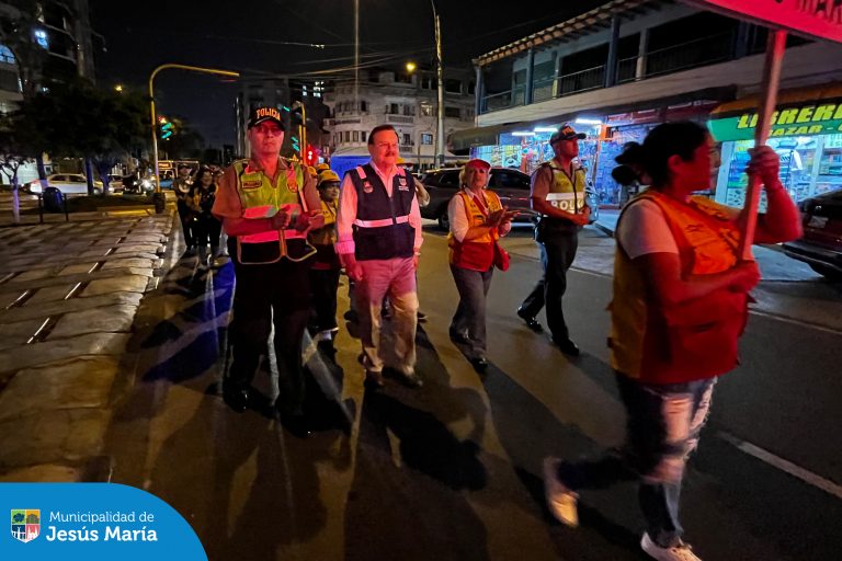 En un trabajo articulado, se realizó la Ronda Mixta de Seguridad Ciudadana en las principales avenidas del distrito. Esta actividad preventiva contó con la participación de Seguridad Ciudadana, la Policía Nacional y las Juntas Vecinales, quienes realizaron el patrullaje a pie con el fin de prevenir y alertar posibles actos delictivos.
¡La lucha contra la inseguridad no se detiene, porque #JesúsMaríaSomosTodos!