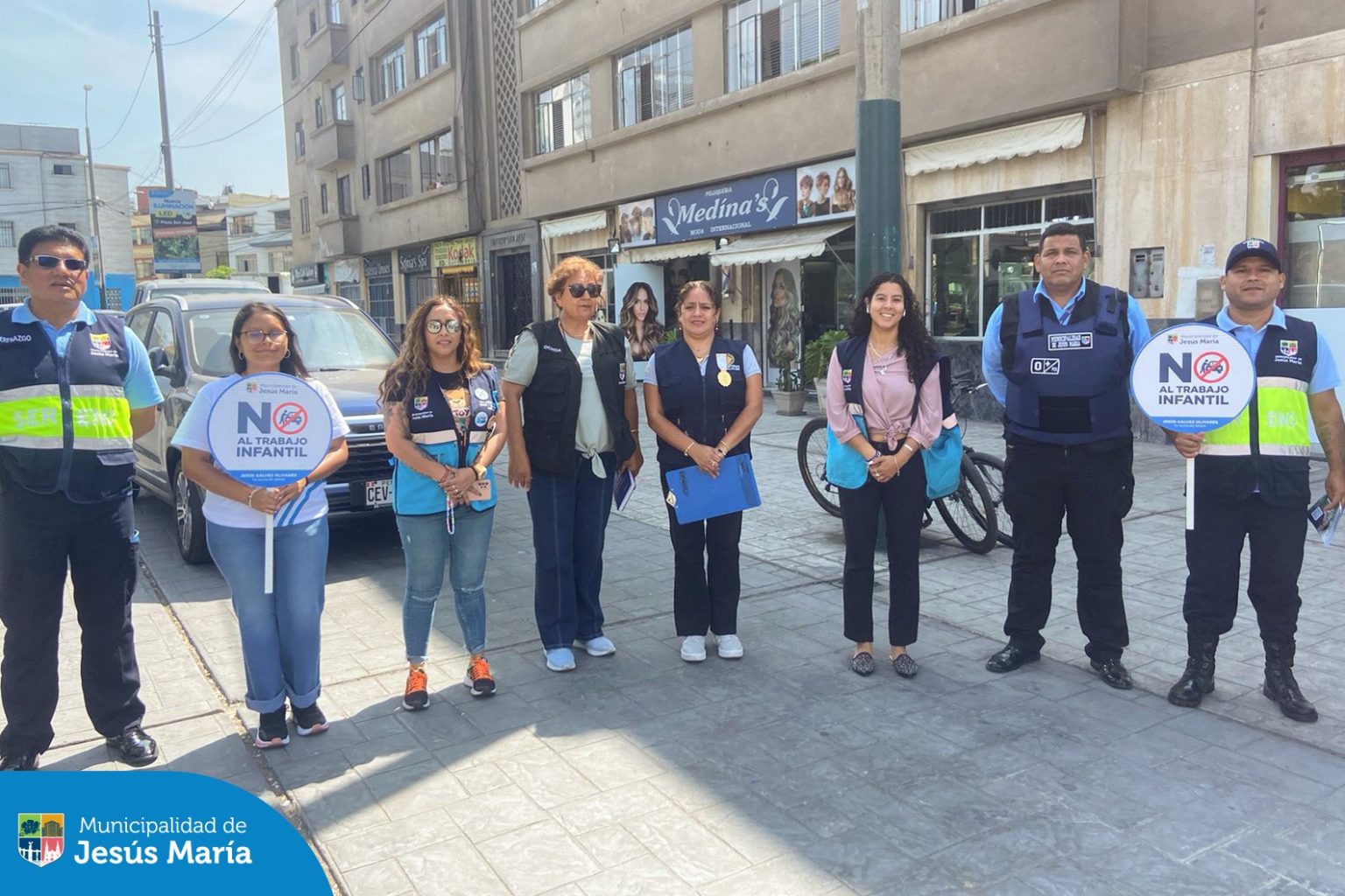 Continuamos con los operativos para prevenir 🔍 y erradicar el trabajo infantil. Esta iniciativa organizada por la #DEMUNA de Jesús María, se desarrolló en las calles del distrito, trabajando en conjunto con el Ministerio Público, Policía Nacional, 🚔 Fiscalización y Seguridad Ciudadana.
Para comunicar cualquier situación de vulneración de derechos, llámanos 🚨 Alerta Jesús María al 6340100 o escríbenos vía WhatsApp ✅ al 940378494.