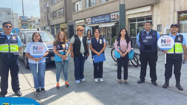 Continuamos con los operativos para prevenir 🔍 y erradicar el trabajo infantil. Esta iniciativa organizada por la #DEMUNA de Jesús María, se desarrolló en las calles del distrito, trabajando en conjunto con el Ministerio Público, Policía Nacional, 🚔 Fiscalización y Seguridad Ciudadana.
Para comunicar cualquier situación de vulneración de derechos, llámanos 🚨 Alerta Jesús María al 6340100 o escríbenos vía WhatsApp ✅ al 940378494.