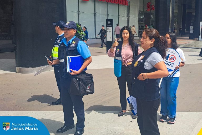 Continuamos con los operativos para prevenir 🔍 y erradicar el trabajo infantil. Esta iniciativa organizada por la #DEMUNA de Jesús María, se desarrolló en las calles del distrito, trabajando en conjunto con el Ministerio Público, Policía Nacional, 🚔 Fiscalización y Seguridad Ciudadana.
Para comunicar cualquier situación de vulneración de derechos, llámanos 🚨 Alerta Jesús María al 6340100 o escríbenos vía WhatsApp ✅ al 940378494.