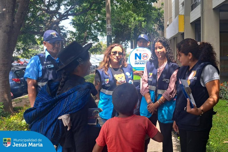 Continuamos con los operativos para prevenir 🔍 y erradicar el trabajo infantil. Esta iniciativa organizada por la #DEMUNA de Jesús María, se desarrolló en las calles del distrito, trabajando en conjunto con el Ministerio Público, Policía Nacional, 🚔 Fiscalización y Seguridad Ciudadana.
Para comunicar cualquier situación de vulneración de derechos, llámanos 🚨 Alerta Jesús María al 6340100 o escríbenos vía WhatsApp ✅ al 940378494.
