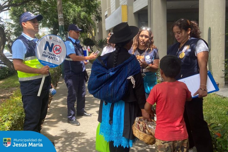 Continuamos con los operativos para prevenir 🔍 y erradicar el trabajo infantil. Esta iniciativa organizada por la #DEMUNA de Jesús María, se desarrolló en las calles del distrito, trabajando en conjunto con el Ministerio Público, Policía Nacional, 🚔 Fiscalización y Seguridad Ciudadana.
Para comunicar cualquier situación de vulneración de derechos, llámanos 🚨 Alerta Jesús María al 6340100 o escríbenos vía WhatsApp ✅ al 940378494.