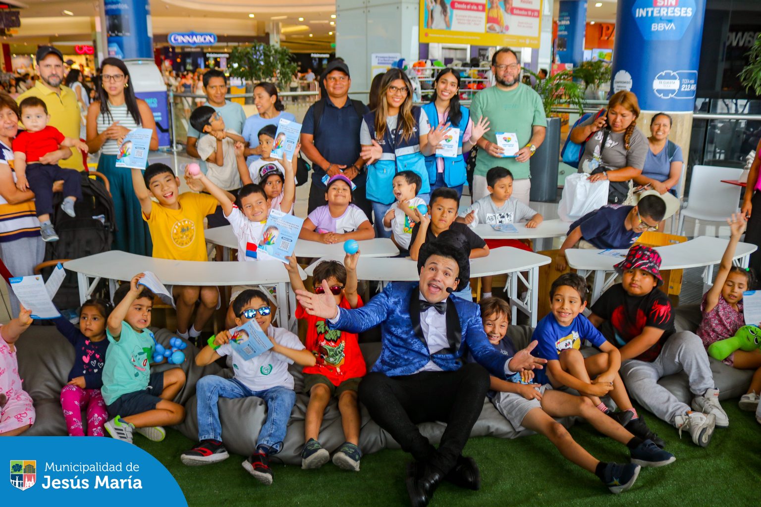 Estuvimos presentes en el CC. Real Plaza Salaverry para disfrutar un día lleno de actividades especiales: divertidos talleres para los más pequeños, charlas de sensibilización y un increíble show de magia que hizo sonreír a todos. 🎩🪄
Además promovimos nuestra nueva Ordenanza Municipal, un paso firme hacia una comunidad más inclusiva. ✨ Esta importante normativa busca garantizar el respeto, la inclusión y una atención preferente y de calidad para las personas con Trastorno del Espectro Autista (TEA) en Jesús María. 🧩✨
👫❤️ Porque en Jesús María trabajamos juntos para construir un lugar donde todos se sientan plenamente integrados