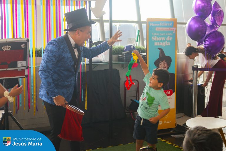 Estuvimos presentes en el CC. Real Plaza Salaverry para disfrutar un día lleno de actividades especiales: divertidos talleres para los más pequeños, charlas de sensibilización y un increíble show de magia que hizo sonreír a todos. 🎩🪄
Además promovimos nuestra nueva Ordenanza Municipal, un paso firme hacia una comunidad más inclusiva. ✨ Esta importante normativa busca garantizar el respeto, la inclusión y una atención preferente y de calidad para las personas con Trastorno del Espectro Autista (TEA) en Jesús María. 🧩✨
👫❤️ Porque en Jesús María trabajamos juntos para construir un lugar donde todos se sientan plenamente integrados