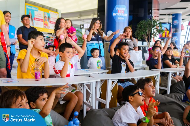 Estuvimos presentes en el CC. Real Plaza Salaverry para disfrutar un día lleno de actividades especiales: divertidos talleres para los más pequeños, charlas de sensibilización y un increíble show de magia que hizo sonreír a todos. 🎩🪄
Además promovimos nuestra nueva Ordenanza Municipal, un paso firme hacia una comunidad más inclusiva. ✨ Esta importante normativa busca garantizar el respeto, la inclusión y una atención preferente y de calidad para las personas con Trastorno del Espectro Autista (TEA) en Jesús María. 🧩✨
👫❤️ Porque en Jesús María trabajamos juntos para construir un lugar donde todos se sientan plenamente integrados