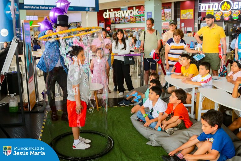 Estuvimos presentes en el CC. Real Plaza Salaverry para disfrutar un día lleno de actividades especiales: divertidos talleres para los más pequeños, charlas de sensibilización y un increíble show de magia que hizo sonreír a todos. 🎩🪄
Además promovimos nuestra nueva Ordenanza Municipal, un paso firme hacia una comunidad más inclusiva. ✨ Esta importante normativa busca garantizar el respeto, la inclusión y una atención preferente y de calidad para las personas con Trastorno del Espectro Autista (TEA) en Jesús María. 🧩✨
👫❤️ Porque en Jesús María trabajamos juntos para construir un lugar donde todos se sientan plenamente integrados