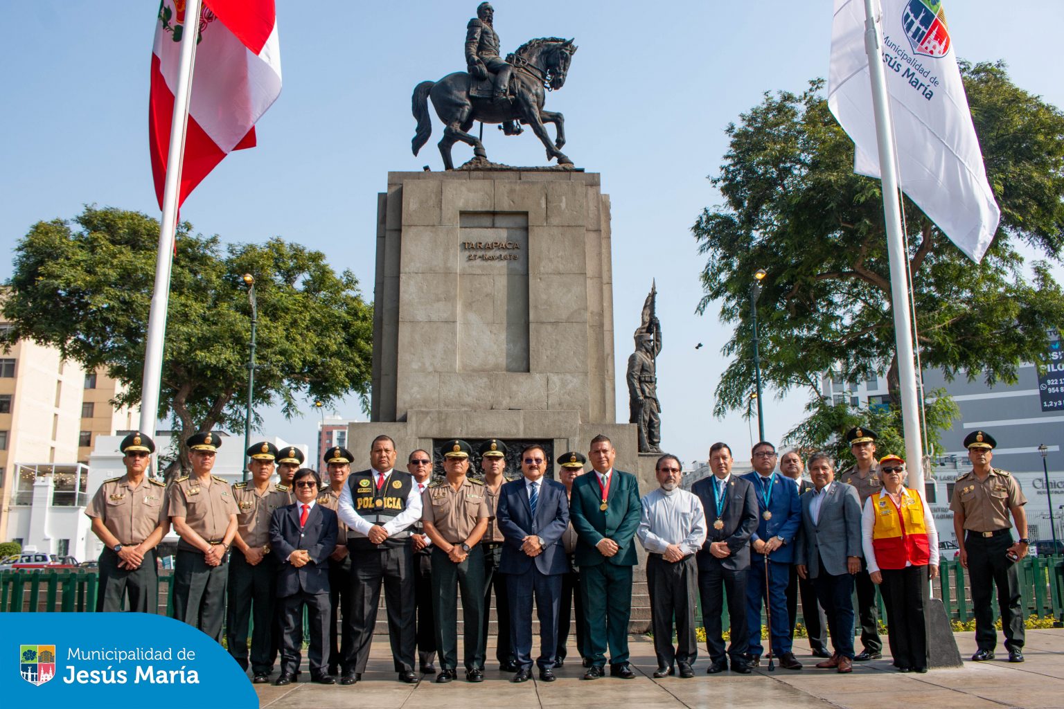 Le rendimos honores a nuestro Pabellón Nacional y a la bandera de nuestro distrito en una emotiva ceremonia realizada en la Plaza Cáceres. 🇵🇪 En este significativo acto cívico participaron nuestros regidores, representantes de la Policía Nacional, miembros de las Juntas Vecinales y otras autoridades del distrito, quienes con mucho orgullo reafirmaron su compromiso con los valores patrios que nos identifican como jesusmarianos: unidad, respeto y amor por nuestra patria.