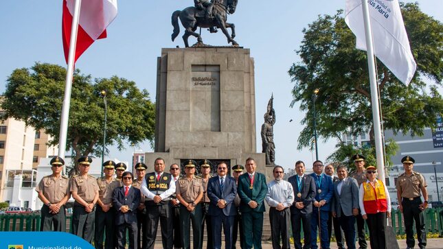 Le rendimos honores a nuestro Pabellón Nacional y a la bandera de nuestro distrito en una emotiva ceremonia realizada en la Plaza Cáceres. 🇵🇪 En este significativo acto cívico participaron nuestros regidores, representantes de la Policía Nacional, miembros de las Juntas Vecinales y otras autoridades del distrito, quienes con mucho orgullo reafirmaron su compromiso con los valores patrios que nos identifican como jesusmarianos: unidad, respeto y amor por nuestra patria.