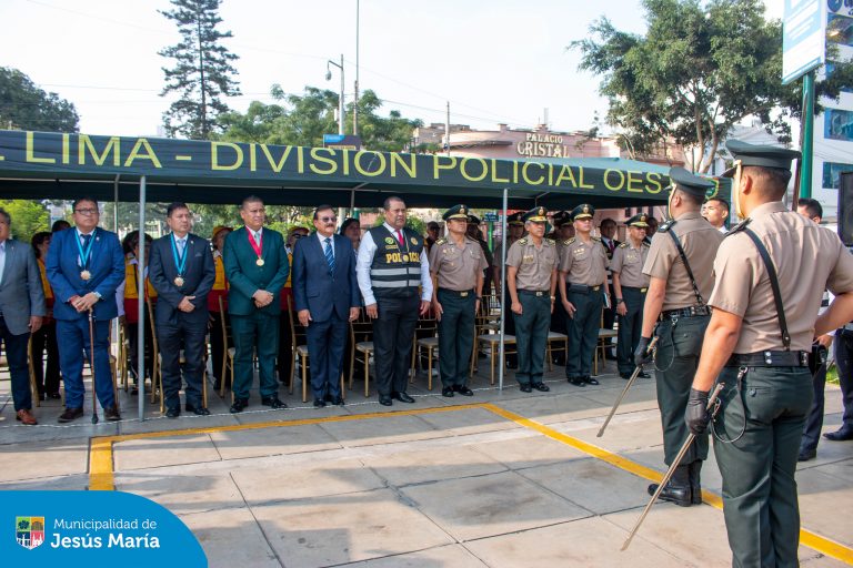 Le rendimos honores a nuestro Pabellón Nacional y a la bandera de nuestro distrito en una emotiva ceremonia realizada en la Plaza Cáceres. 🇵🇪 En este significativo acto cívico participaron nuestros regidores, representantes de la Policía Nacional, miembros de las Juntas Vecinales y otras autoridades del distrito, quienes con mucho orgullo reafirmaron su compromiso con los valores patrios que nos identifican como jesusmarianos: unidad, respeto y amor por nuestra patria.