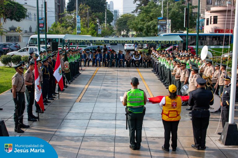 Le rendimos honores a nuestro Pabellón Nacional y a la bandera de nuestro distrito en una emotiva ceremonia realizada en la Plaza Cáceres. 🇵🇪 En este significativo acto cívico participaron nuestros regidores, representantes de la Policía Nacional, miembros de las Juntas Vecinales y otras autoridades del distrito, quienes con mucho orgullo reafirmaron su compromiso con los valores patrios que nos identifican como jesusmarianos: unidad, respeto y amor por nuestra patria.