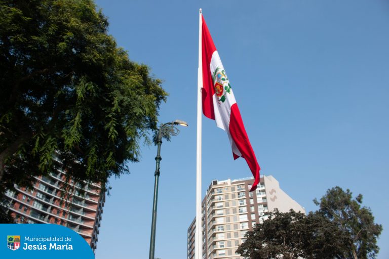 Le rendimos honores a nuestro Pabellón Nacional y a la bandera de nuestro distrito en una emotiva ceremonia realizada en la Plaza Cáceres. 🇵🇪 En este significativo acto cívico participaron nuestros regidores, representantes de la Policía Nacional, miembros de las Juntas Vecinales y otras autoridades del distrito, quienes con mucho orgullo reafirmaron su compromiso con los valores patrios que nos identifican como jesusmarianos: unidad, respeto y amor por nuestra patria.