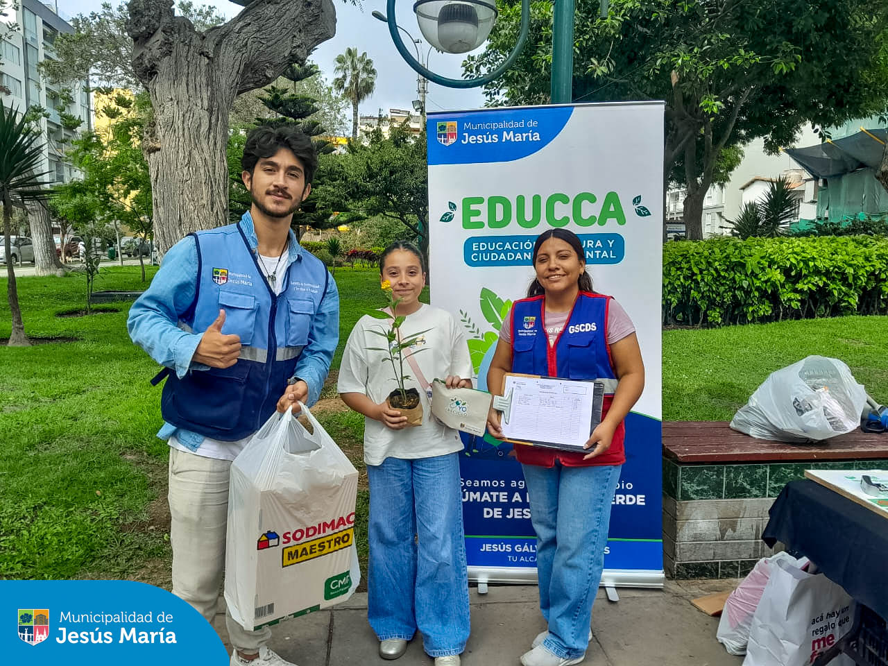 Se realizó la Campaña “Ruta de Reciclaje” en el Parque Pedro La Rosa. ♻️ Nuestros vecinos asistentes demostraron su compromiso con el medio ambiente al intercambiar residuos aprovechables por hermosas plantitas ornamentales y otros incentivos ecológicos. 🪴🛍️
¡Gracias a la colaboración de todos los jesusmarianos!