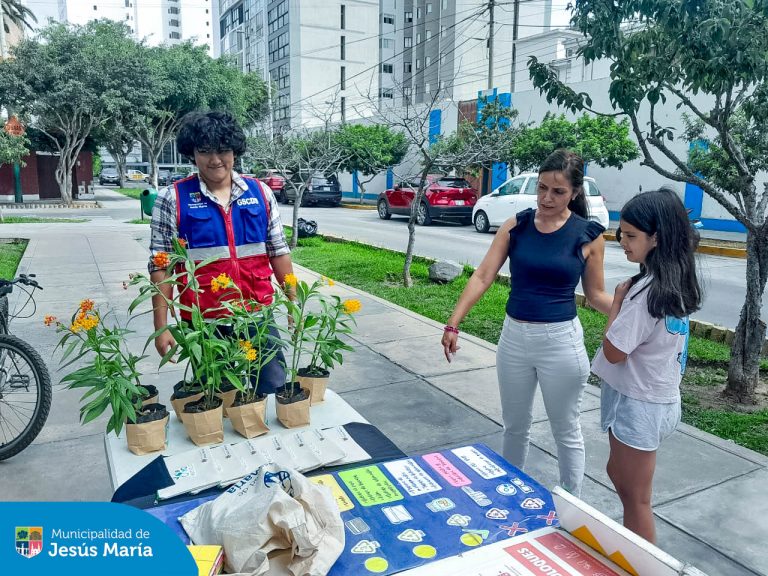 Se realizó la Campaña “Ruta de Reciclaje” en el Parque Pedro La Rosa. ♻️ Nuestros vecinos asistentes demostraron su compromiso con el medio ambiente al intercambiar residuos aprovechables por hermosas plantitas ornamentales y otros incentivos ecológicos. 🪴🛍️
¡Gracias a la colaboración de todos los jesusmarianos!