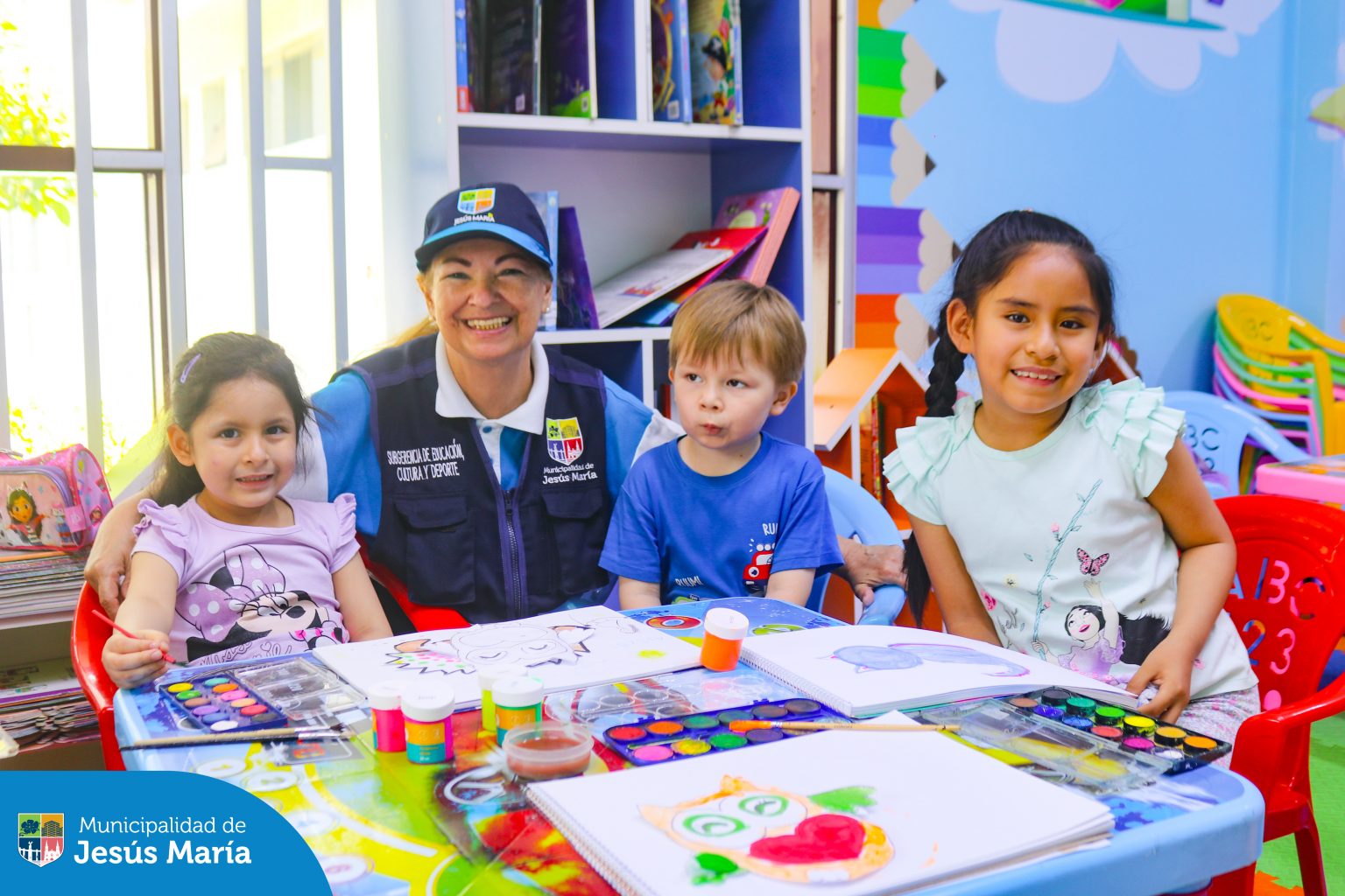 Nuestros pequeños jesusmarianos disfrutan de los talleres gratuitos en la Biblioteca Infantil de Jesús María. 👧🏻🧒🏽 Anima a tu hijo y deja que explore el mundo de la pintura y reciclaje. ♻️ ¡Te esperamos! 🙌🏻
➡️ No olvides suscribirte a nuestro Canal de WhatsApp 📲 bit.ly/3EbNIkM para conocer todas las actividades culturales del distrito.