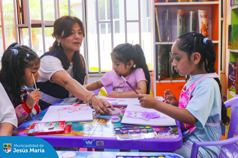 Nuestros pequeños jesusmarianos disfrutan de los talleres gratuitos en la Biblioteca Infantil de Jesús María. 👧🏻🧒🏽 Anima a tu hijo y deja que explore el mundo de la pintura y reciclaje. ♻️ ¡Te esperamos! 🙌🏻
➡️ No olvides suscribirte a nuestro Canal de WhatsApp 📲 bit.ly/3EbNIkM para conocer todas las actividades culturales del distrito.