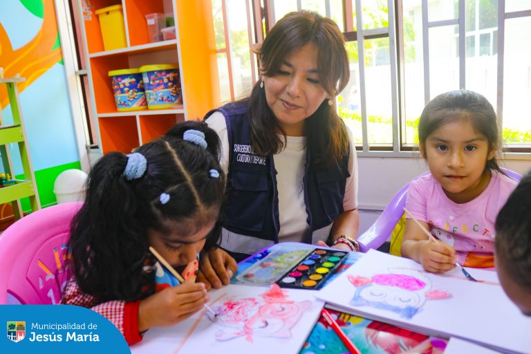 Nuestros pequeños jesusmarianos disfrutan de los talleres gratuitos en la Biblioteca Infantil de Jesús María. 👧🏻🧒🏽 Anima a tu hijo y deja que explore el mundo de la pintura y reciclaje. ♻️ ¡Te esperamos! 🙌🏻
➡️ No olvides suscribirte a nuestro Canal de WhatsApp 📲 bit.ly/3EbNIkM para conocer todas las actividades culturales del distrito.