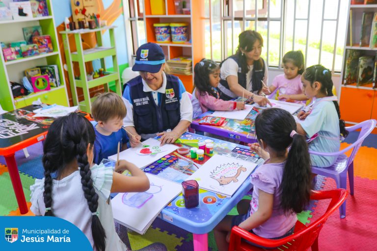 Nuestros pequeños jesusmarianos disfrutan de los talleres gratuitos en la Biblioteca Infantil de Jesús María. 👧🏻🧒🏽 Anima a tu hijo y deja que explore el mundo de la pintura y reciclaje. ♻️ ¡Te esperamos! 🙌🏻
➡️ No olvides suscribirte a nuestro Canal de WhatsApp 📲 bit.ly/3EbNIkM para conocer todas las actividades culturales del distrito.
