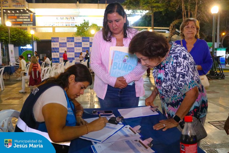 En una noche de diálogo y respeto, las Gerencias de Seguridad Ciudadana y Fiscalización y las Subgerencias de Movilidad Urbana y Gestión de Riesgo de Desastres de la Municipalidad de Jesús María, estuvieron en el Conjunto Residencial San Felipe para escuchar de primera mano, las inquietudes y sugerencias de nuestros vecinos. 📢💬 Nuestros vecinos jesusmarianos fueron atendidos, expresando sus preocupaciones y propuestas para mejorar el distrito.
👉🏻 ¡Pronto llegaremos a tu zona! Mantente informado a través de los promotores de tu zona y las Juntas Vecinales.
📢 Seguiremos firmes en nuestro compromiso de diálogo abierto y transparente, porque #JesúsMaríaSomosTodos.