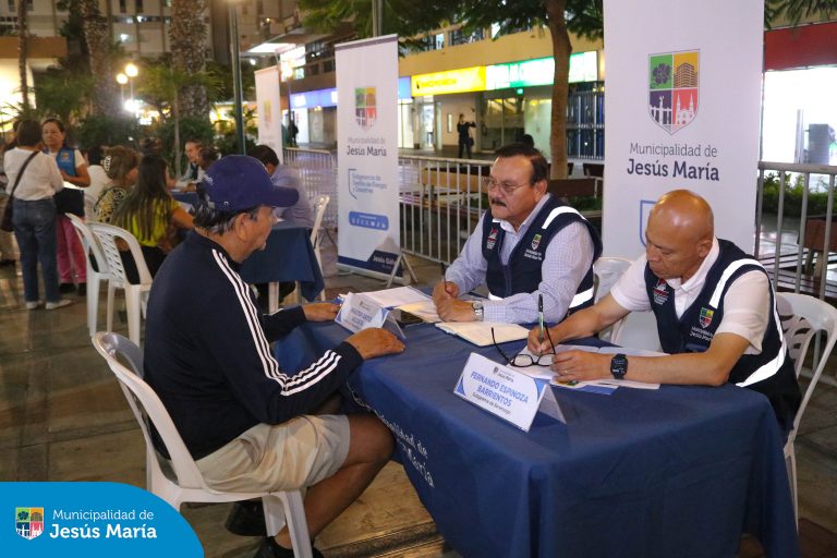 En una noche de diálogo y respeto, las Gerencias de Seguridad Ciudadana y Fiscalización y las Subgerencias de Movilidad Urbana y Gestión de Riesgo de Desastres de la Municipalidad de Jesús María, estuvieron en el Conjunto Residencial San Felipe para escuchar de primera mano, las inquietudes y sugerencias de nuestros vecinos. 📢💬 Nuestros vecinos jesusmarianos fueron atendidos, expresando sus preocupaciones y propuestas para mejorar el distrito.
👉🏻 ¡Pronto llegaremos a tu zona! Mantente informado a través de los promotores de tu zona y las Juntas Vecinales.
📢 Seguiremos firmes en nuestro compromiso de diálogo abierto y transparente, porque #JesúsMaríaSomosTodos.