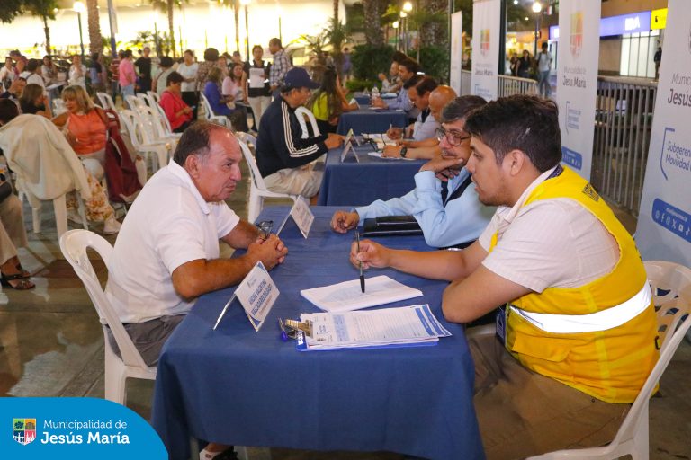 En una noche de diálogo y respeto, las Gerencias de Seguridad Ciudadana y Fiscalización y las Subgerencias de Movilidad Urbana y Gestión de Riesgo de Desastres de la Municipalidad de Jesús María, estuvieron en el Conjunto Residencial San Felipe para escuchar de primera mano, las inquietudes y sugerencias de nuestros vecinos. 📢💬 Nuestros vecinos jesusmarianos fueron atendidos, expresando sus preocupaciones y propuestas para mejorar el distrito.
👉🏻 ¡Pronto llegaremos a tu zona! Mantente informado a través de los promotores de tu zona y las Juntas Vecinales.
📢 Seguiremos firmes en nuestro compromiso de diálogo abierto y transparente, porque #JesúsMaríaSomosTodos.