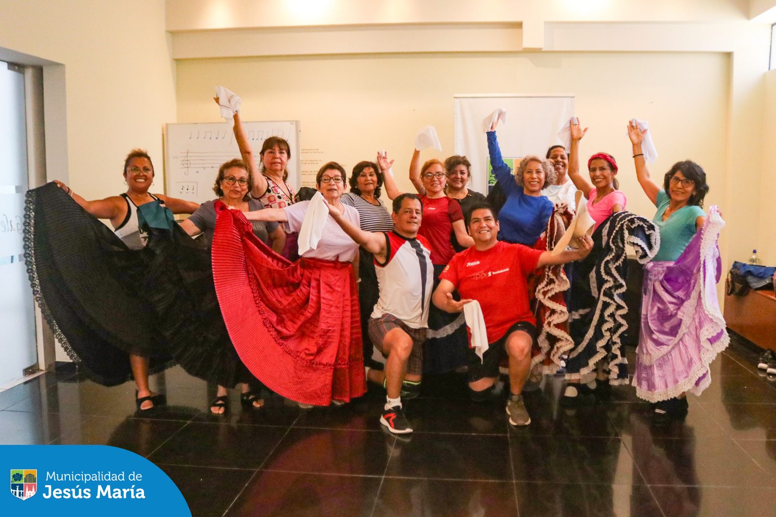 Nuestros vecinos disfrutan del Taller de Marinera, una de las danzas más emblemáticas de nuestro país. 🇵🇪
Conoce más de este y otros talleres en el Centro Cultural, Av. Horacio Urteaga 535.