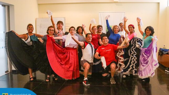 Nuestros vecinos disfrutan del Taller de Marinera, una de las danzas más emblemáticas de nuestro país. 🇵🇪
Conoce más de este y otros talleres en el Centro Cultural, Av. Horacio Urteaga 535.