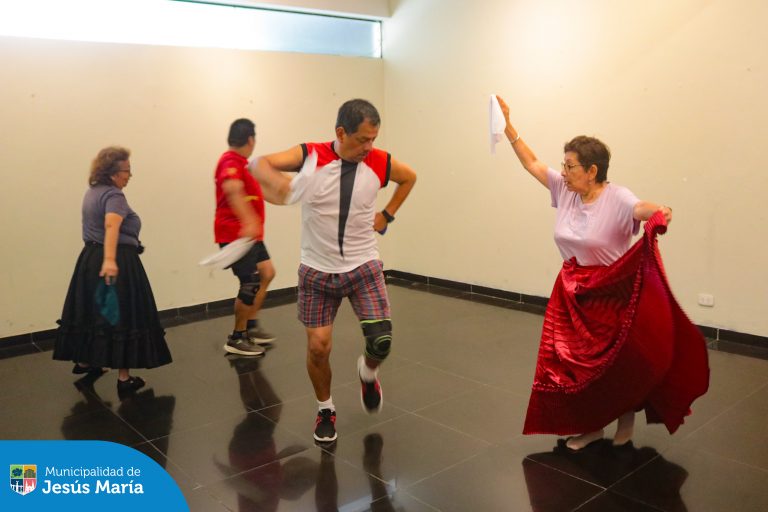 Nuestros vecinos disfrutan del Taller de Marinera, una de las danzas más emblemáticas de nuestro país. 🇵🇪
Conoce más de este y otros talleres en el Centro Cultural, Av. Horacio Urteaga 535.