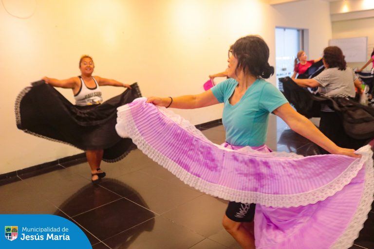 Nuestros vecinos disfrutan del Taller de Marinera, una de las danzas más emblemáticas de nuestro país. 🇵🇪
Conoce más de este y otros talleres en el Centro Cultural, Av. Horacio Urteaga 535.