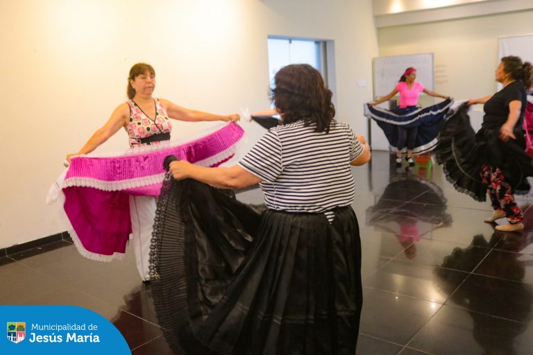 Nuestros vecinos disfrutan del Taller de Marinera, una de las danzas más emblemáticas de nuestro país. 🇵🇪
Conoce más de este y otros talleres en el Centro Cultural, Av. Horacio Urteaga 535.