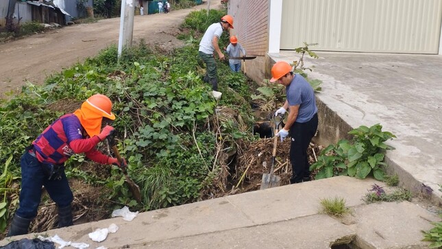 Las precipitaciones pluviales de mediana a fuerte intensidad que se registran en la provincia en los últimos días han afectado vías carrozables, badenes y cunetas, entre otras infraestructuras en comunidades como el sector La Naranja, el tramo que une al caserío Quiracas con La Jalquilla.