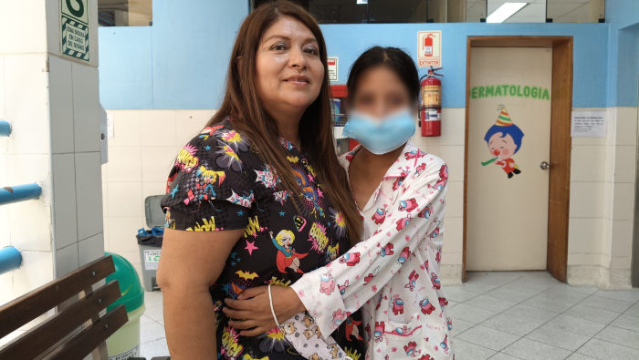 La Dra. Claudia Urbina recordó a las mamás y a los papás que estos tumores no solo se presentan en mujeres que ya iniciaron la etapa menstrual, sino que hay casos que se dan desde el nacimiento.