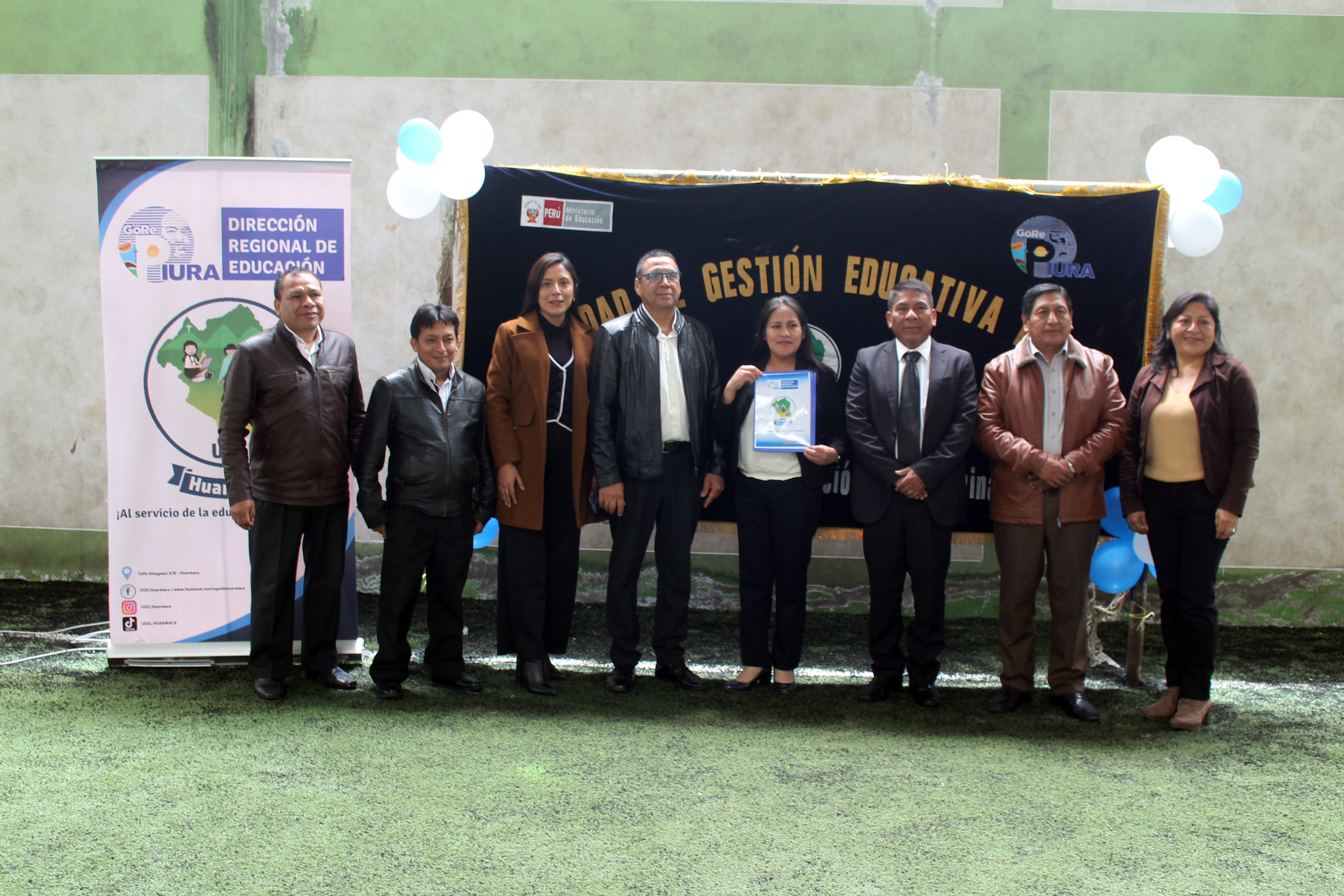 En ceremonia protocolar, la UGEL Huarmaca realizó la entrega de las resoluciones a los docentes que lograron ingresar a la Carrera Pública Magisterial en el 2024. El acto contó con la presencia del director de la UGEL Huarmaca, Dr. Edi Mío Suyón, el alcalde de la Municipalidad Distrital de Huarmaca, Lic. Vicente Tiquillahuanca Chuquipoma, además de funcionarios y especialistas de la UE 310.

Durante su discurso, el director de la UGEL Huarmaca hizo la felicitación y reconocimiento público a los profesores a quienes instó a desarrollar una labor que contribuya a seguir mejorando la educación en nuestro distrito.

Por su parte, el burgomaestre huarmaquino, también se sumó a la felicitación y además resaltó el compromiso que tiene la comuna para trabajar de manera conjunta con la UGEL Huarmaca.

Cabe informar que son 73 docentes quienes obtuvieron su nombramiento en el 2024, maestros que a partir de marzo deberán incorporarse a cada una de sus II.EE. y prepararse para el Buen Inicio del Año Escolar 2025.