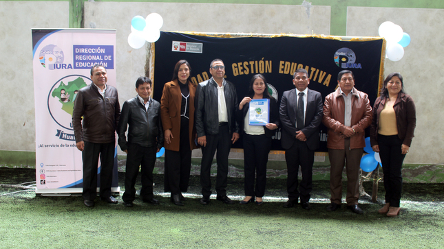 En ceremonia protocolar, la UGEL Huarmaca realizó la entrega de las resoluciones a los docentes que lograron ingresar a la Carrera Pública Magisterial en el 2024. El acto contó con la presencia del director de la UGEL Huarmaca, Dr. Edi Mío Suyón, el alcalde de la Municipalidad Distrital de Huarmaca, Lic. Vicente Tiquillahuanca Chuquipoma, además de funcionarios y especialistas de la UE 310.

Durante su discurso, el director de la UGEL Huarmaca hizo la felicitación y reconocimiento público a los profesores a quienes instó a desarrollar una labor que contribuya a seguir mejorando la educación en nuestro distrito.

Por su parte, el burgomaestre huarmaquino, también se sumó a la felicitación y además resaltó el compromiso que tiene la comuna para trabajar de manera conjunta con la UGEL Huarmaca.

Cabe informar que son 73 docentes quienes obtuvieron su nombramiento en el 2024, maestros que a partir de marzo deberán incorporarse a cada una de sus II.EE. y prepararse para el Buen Inicio del Año Escolar 2025.