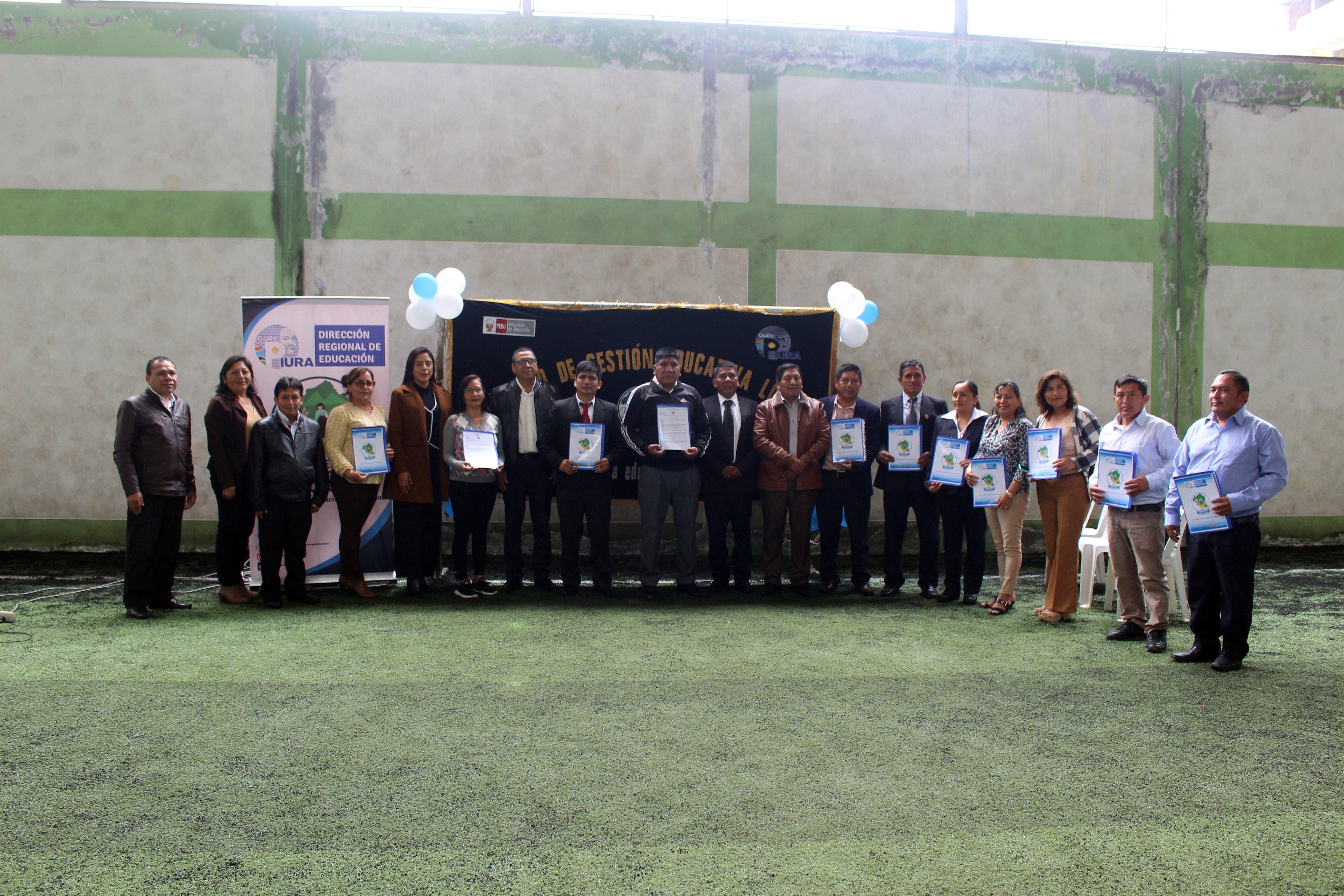 En ceremonia protocolar, la UGEL Huarmaca realizó la entrega de las resoluciones a los docentes que lograron ingresar a la Carrera Pública Magisterial en el 2024. El acto contó con la presencia del director de la UGEL Huarmaca, Dr. Edi Mío Suyón, el alcalde de la Municipalidad Distrital de Huarmaca, Lic. Vicente Tiquillahuanca Chuquipoma, además de funcionarios y especialistas de la UE 310.

Durante su discurso, el director de la UGEL Huarmaca hizo la felicitación y reconocimiento público a los profesores a quienes instó a desarrollar una labor que contribuya a seguir mejorando la educación en nuestro distrito.

Por su parte, el burgomaestre huarmaquino, también se sumó a la felicitación y además resaltó el compromiso que tiene la comuna para trabajar de manera conjunta con la UGEL Huarmaca.

Cabe informar que son 73 docentes quienes obtuvieron su nombramiento en el 2024, maestros que a partir de marzo deberán incorporarse a cada una de sus II.EE. y prepararse para el Buen Inicio del Año Escolar 2025.