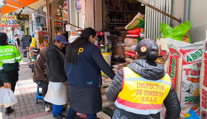 Municipalidad Provincial de Puno continua operativos para la recuperacion de vías publicas en defensa del peatón