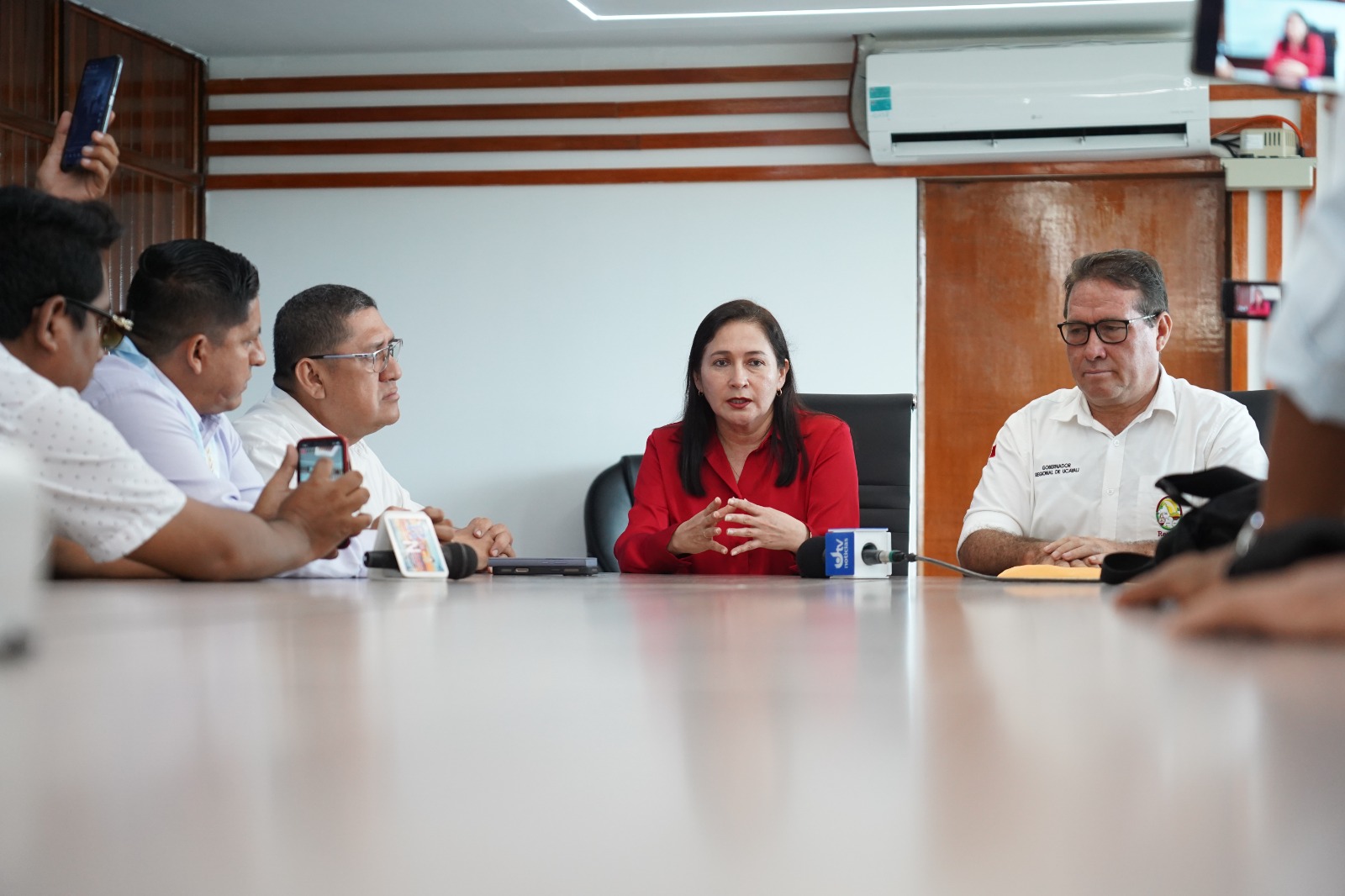 Gobernador regional llegó al despacho de alcaldía llevando solicitud para emisión de ordenanza prohibiendo uso de pasamontañas.