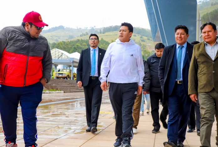 Alcalde de Puno supervisa escenario para los concursos de danzas de la Festividad Virgen de la Candelaria 2025