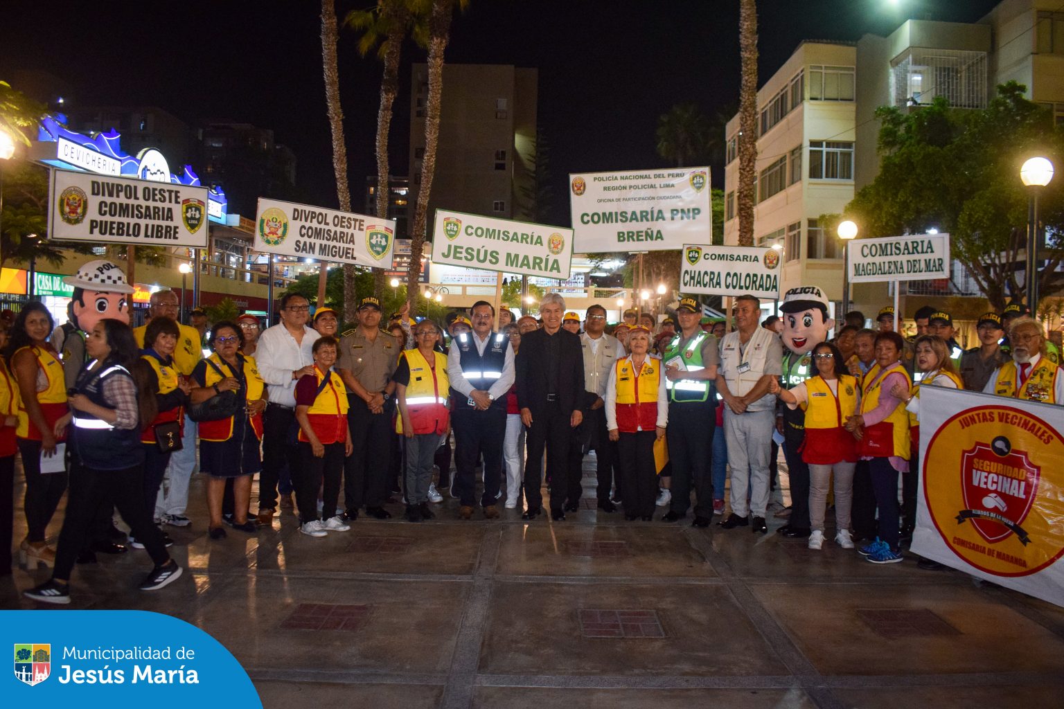En un trabajo articulado, se realizó la Ronda Mixta de Seguridad Ciudadana en las inmediaciones del Conjunto Residencial San Felipe. Esta actividad preventiva contó con la participación del Congresista de la República y Especialista en Seguridad, Alfredo Azurín Loayza, personal de Serenazgo, la Policía Nacional, las Juntas Vecinales y distritos vecinos, quienes realizaron el patrullaje a pie con el fin de prevenir y alertar posibles actos delictivos.
¡La lucha contra la inseguridad no se detiene, porque #JesúsMaríaSomosTodos!