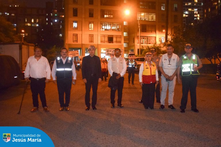 En un trabajo articulado, se realizó la Ronda Mixta de Seguridad Ciudadana en las inmediaciones del Conjunto Residencial San Felipe. Esta actividad preventiva contó con la participación del Congresista de la República y Especialista en Seguridad, Alfredo Azurín Loayza, personal de Serenazgo, la Policía Nacional, las Juntas Vecinales y distritos vecinos, quienes realizaron el patrullaje a pie con el fin de prevenir y alertar posibles actos delictivos.
¡La lucha contra la inseguridad no se detiene, porque #JesúsMaríaSomosTodos!