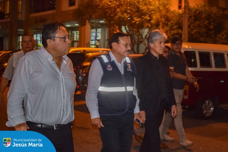 En un trabajo articulado, se realizó la Ronda Mixta de Seguridad Ciudadana en las inmediaciones del Conjunto Residencial San Felipe. Esta actividad preventiva contó con la participación del Congresista de la República y Especialista en Seguridad, Alfredo Azurín Loayza, personal de Serenazgo, la Policía Nacional, las Juntas Vecinales y distritos vecinos, quienes realizaron el patrullaje a pie con el fin de prevenir y alertar posibles actos delictivos.
¡La lucha contra la inseguridad no se detiene, porque #JesúsMaríaSomosTodos!
