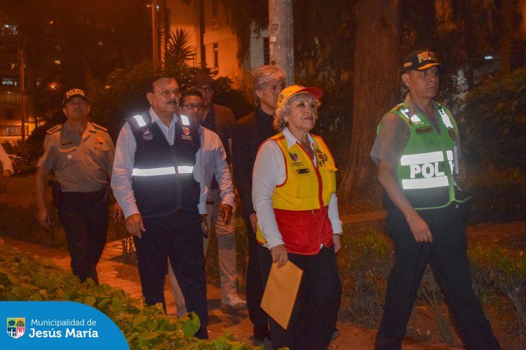 En un trabajo articulado, se realizó la Ronda Mixta de Seguridad Ciudadana en las inmediaciones del Conjunto Residencial San Felipe. Esta actividad preventiva contó con la participación del Congresista de la República y Especialista en Seguridad, Alfredo Azurín Loayza, personal de Serenazgo, la Policía Nacional, las Juntas Vecinales y distritos vecinos, quienes realizaron el patrullaje a pie con el fin de prevenir y alertar posibles actos delictivos.
¡La lucha contra la inseguridad no se detiene, porque #JesúsMaríaSomosTodos!