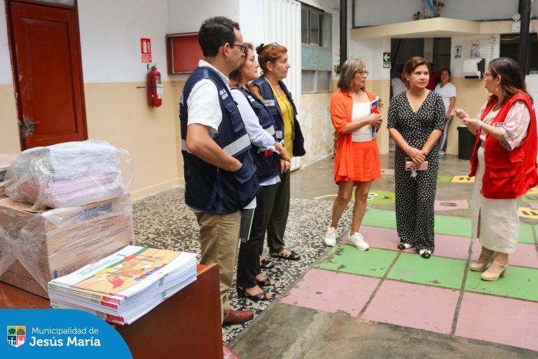 En un trabajo coordinado con la UGEL 03, estamos asegurando que los estudiantes de nuestro distrito inicien el Año Escolar 2025 con todos los materiales necesarios. 📖📦
Las escuelas Teresa González de Fanning, CAP FAP José Abelardo Quiñones, Diego Ferré y Gabriela Mistral ya están recibiendo sus textos escolares, garantizando que los alumnos tengan sus recursos desde el primer día de clases. 🎓👏
¡Colaborar con educación es construir el futuro!