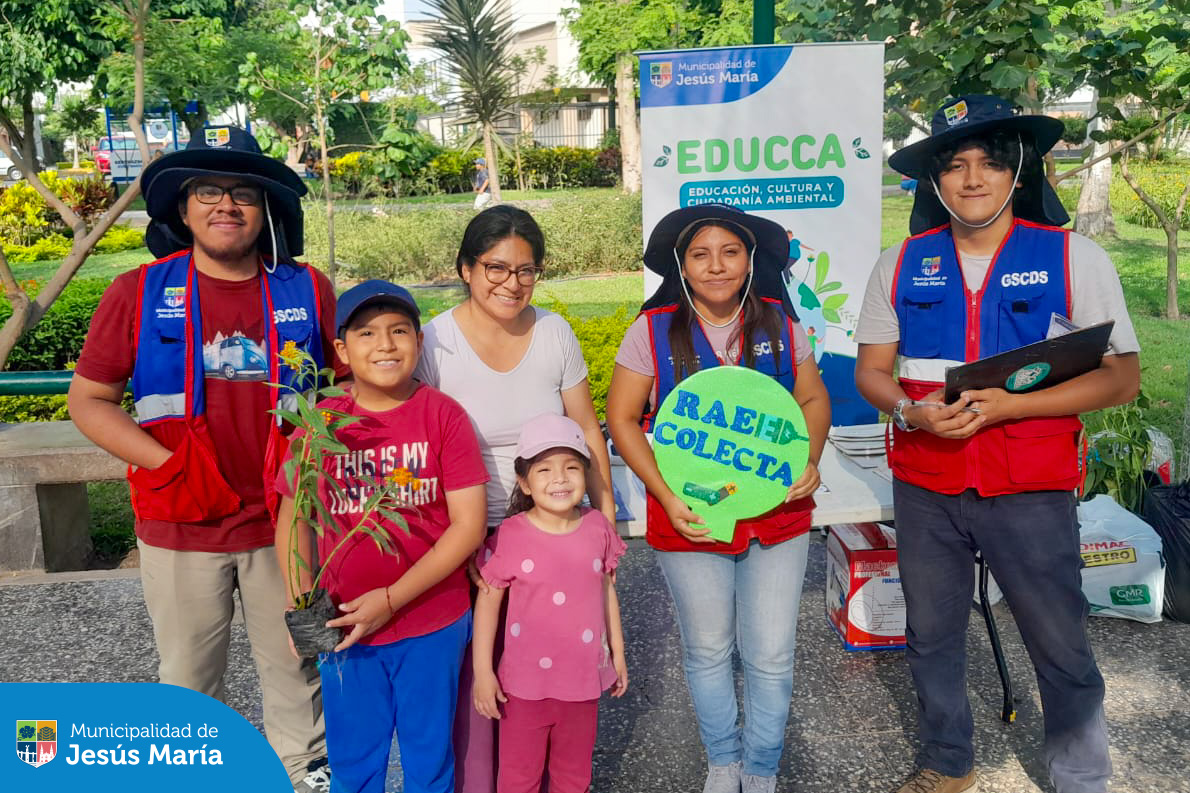 Visitamos el Parque Alberti para capacitar a nuestros vecinos en el cuidado de áreas verdes y reciclaje, y enseñarles cómo desechar correctamente sus aparatos eléctricos en desuso (RAEE). ♻️⚡
Gracias a todos por su participación, seguimos construyendo un distrito comprometido con el planeta y el bienestar de las futuras generaciones