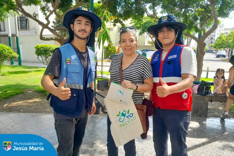 Visitamos el Parque Alberti para capacitar a nuestros vecinos en el cuidado de áreas verdes y reciclaje, y enseñarles cómo desechar correctamente sus aparatos eléctricos en desuso (RAEE). ♻️⚡
Gracias a todos por su participación, seguimos construyendo un distrito comprometido con el planeta y el bienestar de las futuras generaciones